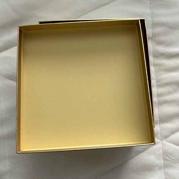 Empty box - Picture 5 of 6